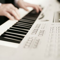 專業(yè)錄音室的設(shè)立,方便有需要人士及團體租用 寬敞的錄音室可同時容納15人,您亦可利用各種專業(yè)錄音器材進行后期制作