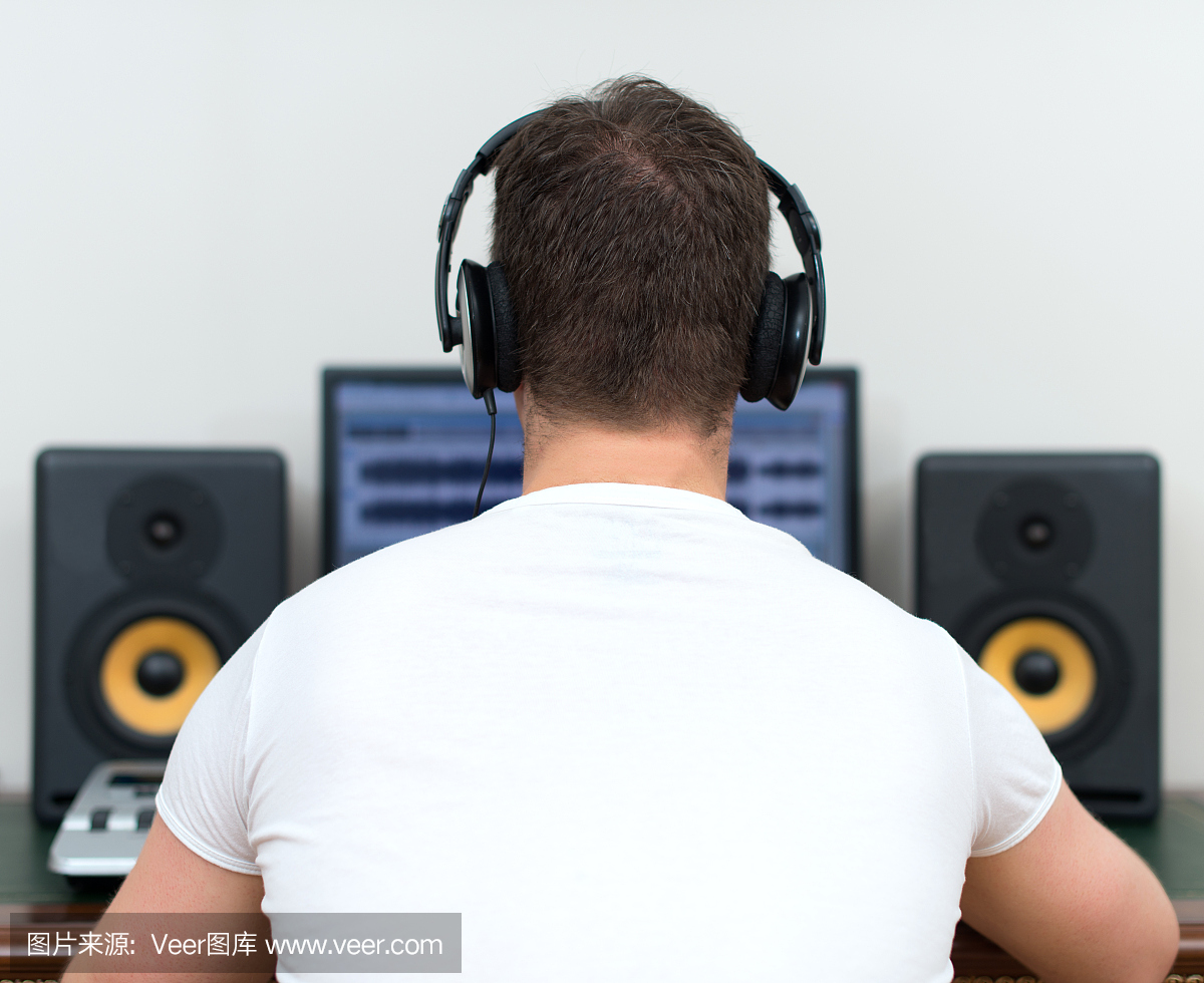 錄音室男錄音師。后視圖。